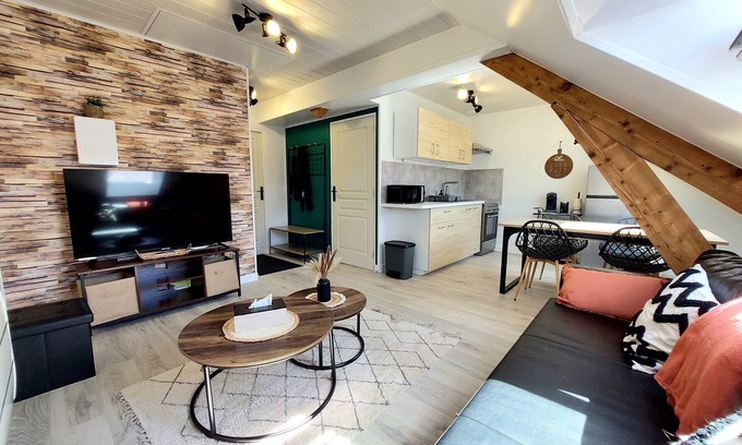 Carignan Apartment | Ideal Family Retreat at Cocon Sous le Toit, Central Location