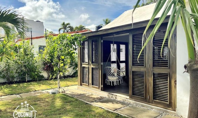 Costambar House | Cozy Coconut Cottage: Family-Friendly Retreat with Kitchen