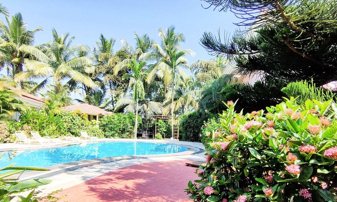 Betalbatim Hotel | Relax at Coconut Grove Beach Resort with Pool & Spa Access