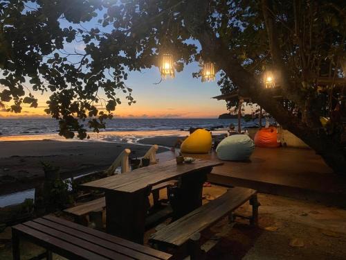 Saladan Hotel | Pet-Friendly Coconut Lanta Resort at Klong Dow Beach