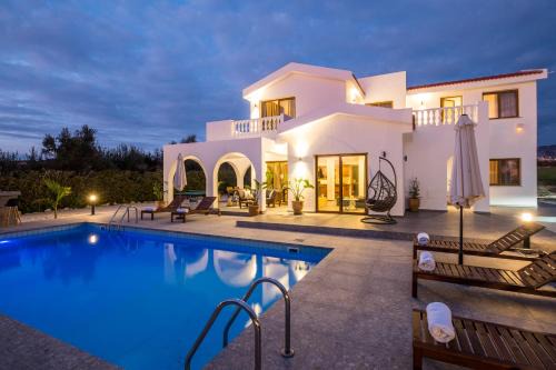 Pegeia Villa | Elegant Cocoon Villa in Coral Bay - Steps from the Beach