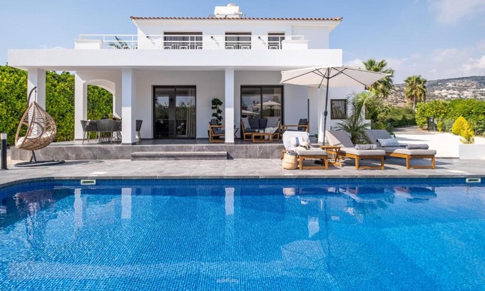 Peyia Town Villa | Elegant Cocoon Ocean Villa: Guest Rated 10/10 with Pool