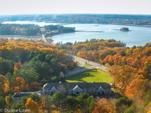 Edgecomb Hotel | Scenic Cod Cove Inn: Oceanfront Retreat with Pool Access
