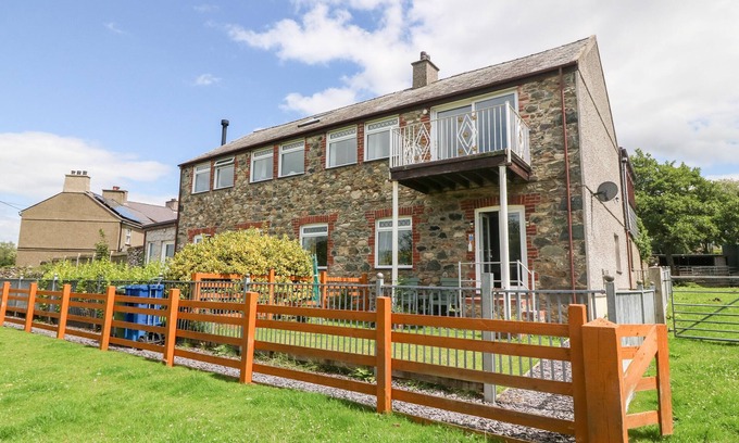 Groeslon Cottage | Pet-Friendly Coed Y Glyn Bach Equestrian with Garden Getaway
