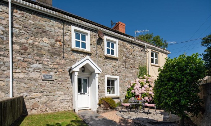 Kidwelly House | Relax at Coeden Afal: 4-Star Oceanfront Retreat