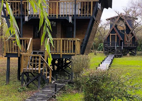 Partido de Tigre Hotel | Relaxing COEMBOTA Cabañas: Oceanfront Getaway with Pool