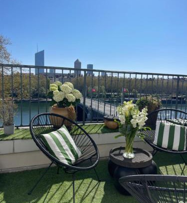 Les Cordeliers Apartment | Indulge at Coeur de Lyon with Terrace and Jacuzzi Retreat