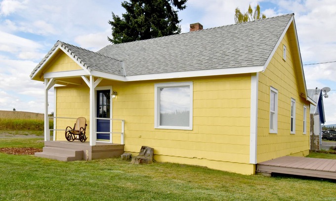 Harvard House | Pet-Friendly Coffee Klatch Cottage with Breakfast Included