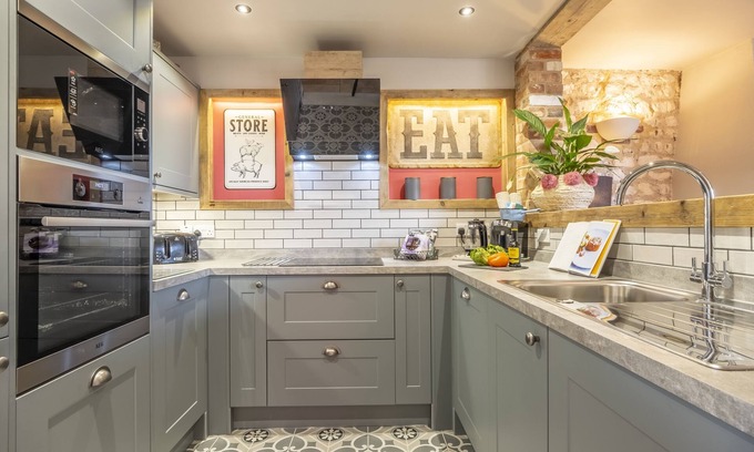 Walsingham Cottage | Cozy Cog Cottage: Oceanfront Retreat in Great Walsingham