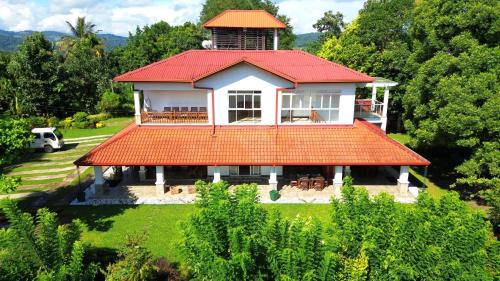 Udunuwara Hotel | Unforgettable Cogent Holiday Home: Top-Rated with Pool & Hot Tub