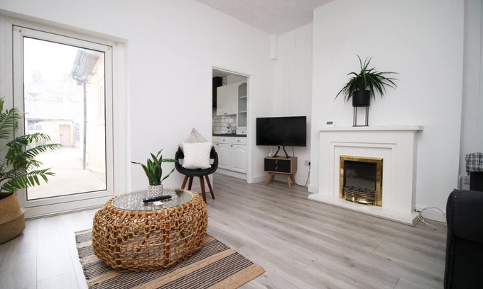 Newport House | Charming Garden Retreat with Convenient Parking and 4 Bedrooms
