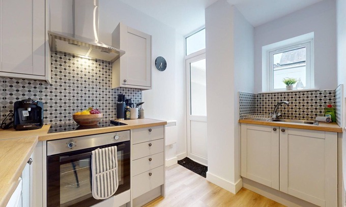 Roath Apartment | Cozy One Bedroom Retreat with WiFi and Kitchen Access
