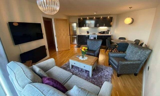 Cardiff City Centre Apartment | Cohost Partners Modern 2BR in Cardiff with Parking