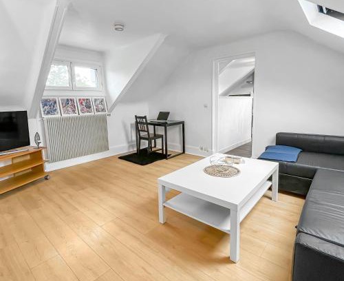 Verneuil-sur-Seine Apartment | Cozy Coin Retreat in Verneuil - Family-Friendly Escape