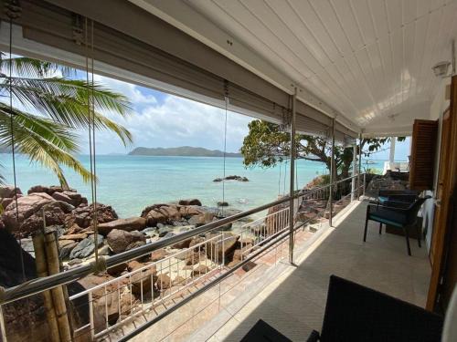 Anse Volbert Village Ski Chalet | Cozy Coin D'or: Oceanfront Getaway with Breakfast Included
