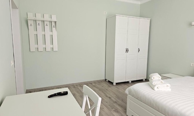 Vanatori Bed & Breakfast | Tranquil Retreat at Colț de Rai with Hot Tub & Fireplace