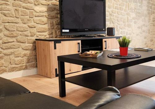 Cathedrale Apartment | Colbert Triplex: Family-Friendly Retreat Near the Cathedral