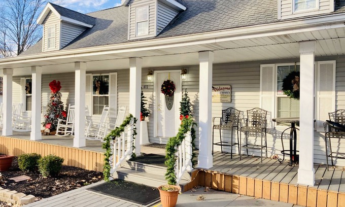 Coldwater House | Coldwater Lake: Ideal Retreat for Large Gatherings & Family Fun