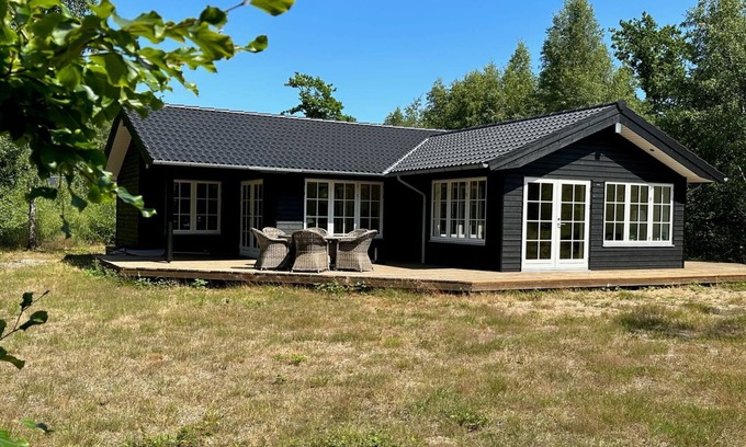 Hasle House | Colette: Oceanfront Retreat with Spa & Family-Friendly Perks