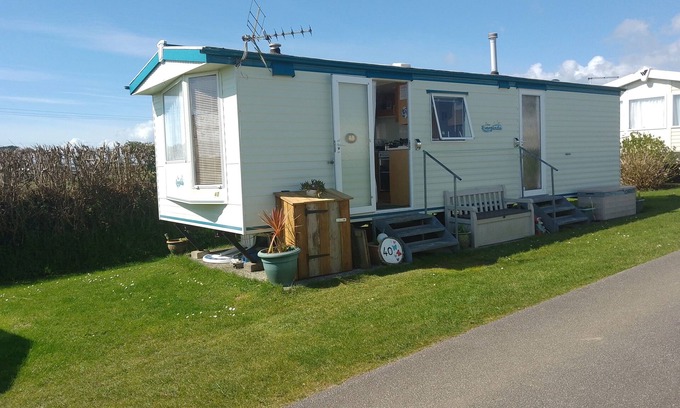 West Looe House | Cozy Retreat at Colin and Annie's Caravan, West Wayland