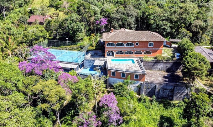 Fazenda Inglesa House | COLINA DOS REIS: Ideal Retreat with Pool and Home Office