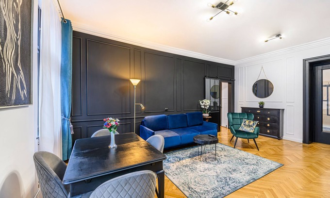 Brasov City Centre Apartment | Colins Place: Family-Friendly Stay with Breakfast Included