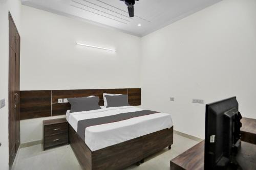 Knowledge Park III Hotel | Convenient Collection O Raksha Inn Near PVR Ansal Plaza