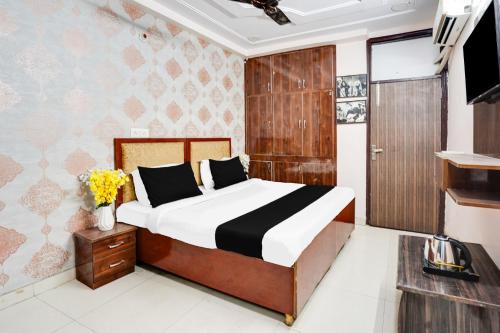 Sector 70 Hotel | Budget-Friendly FabHotel The Hamlet with Family Amenities