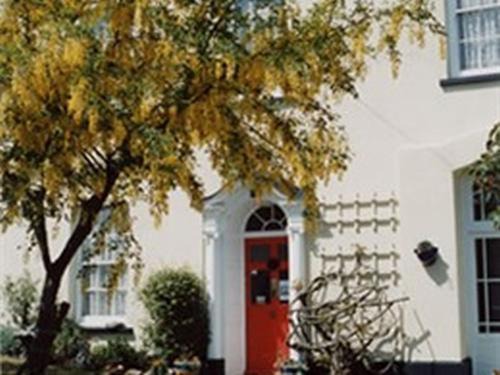 Haverfordwest House | Inviting College Guest House with Oceanfront Pool Access