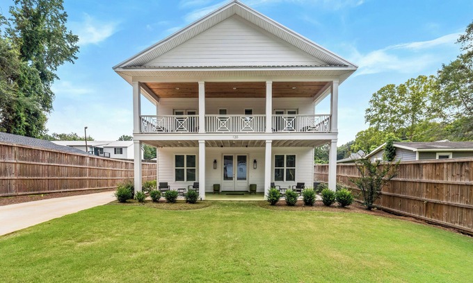 Pickwood House | Convenient Hotel Near Downtown Auburn and Campus Amenities