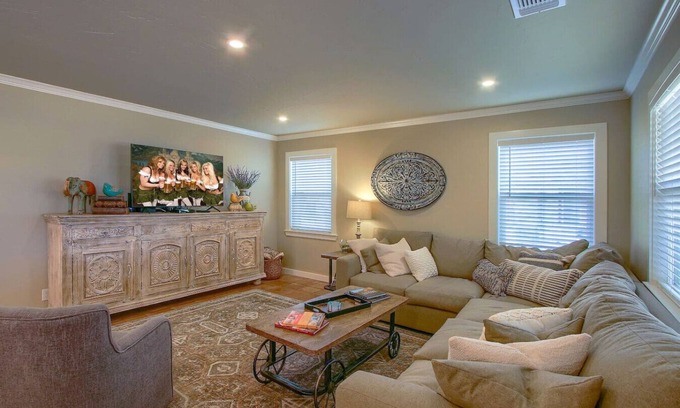 Fredericksburg House | Discover College St. Retreat: Family-Friendly Getaway