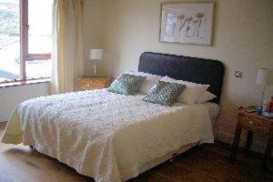 Cork Apartment | Cozy College View Apartments with Breakfast & Child Care