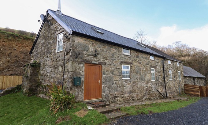 Machynlleth House | COLLFRYN: Pet Friendly Holiday Cottage in Scenic Mallwyd