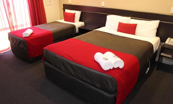 Collie Hotel | Discover Collie Ridge Resort: Family-Friendly & Pool Access