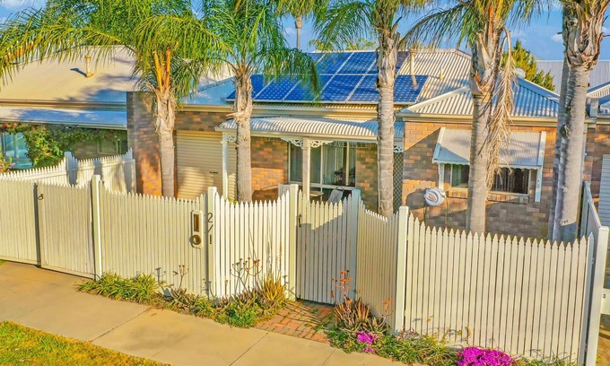 Echuca House | Collier Terrace: Centrally Located with Family-Friendly Amenities