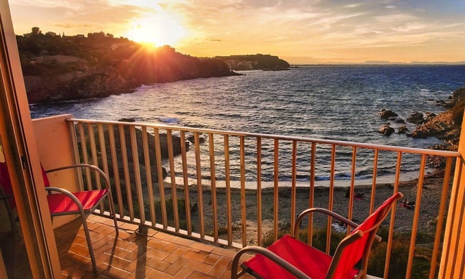 Collioure Apartment | Oceanfront Collioure Beach Apartment with Breakfast & Parking