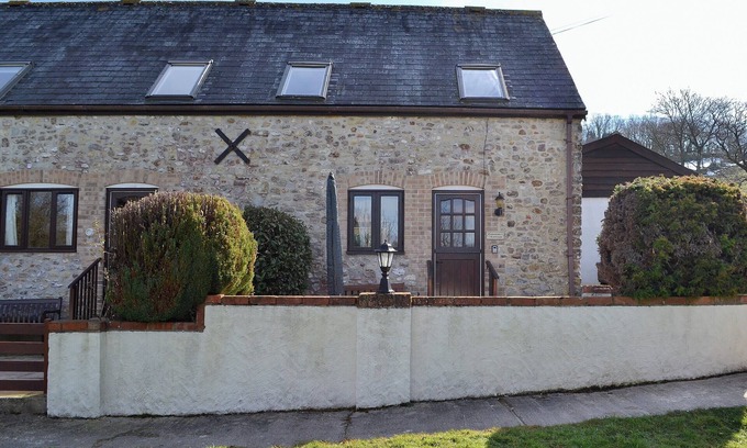 Lyme Regis Cottage | Scenic Colombo Cottage: Oceanfront Stay with Countryside Views