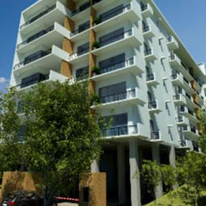 Sri Jayawardenepura Kotte Apartment | Relax at Colombo The Kingdom Residencies with Pool & Family Fun