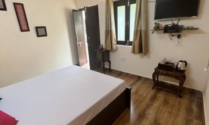 Rakabganj House | Convenient Stay at Colonel Dugal's: Near Taj & Shopping