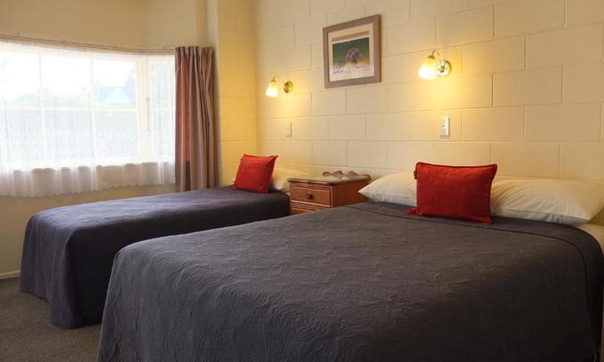 Cambridge Hotel | Comfortable Stay at Colonial Court Motel with Pool Access