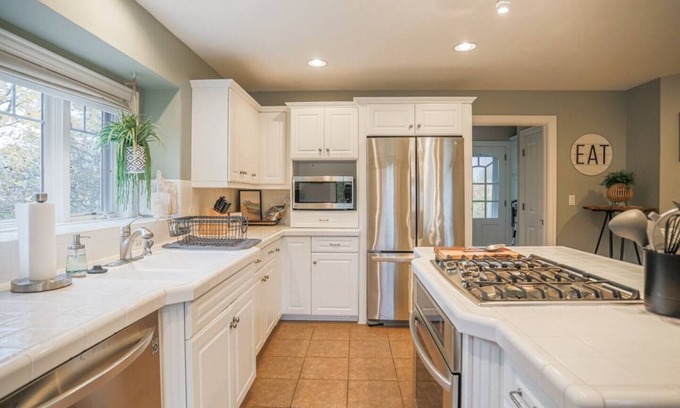 Galloway House | Cozy Colonial Hideaway with Kitchen & Breakfast Included