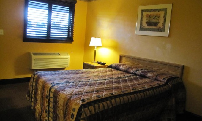 Mercer Hotel | Budget-Friendly Colonial Inn with Family and Pet Amenities
