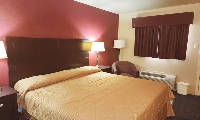 Monahans Hotel | Discover Comfort at Colonial Inn Monahans with Spa & Breakfast