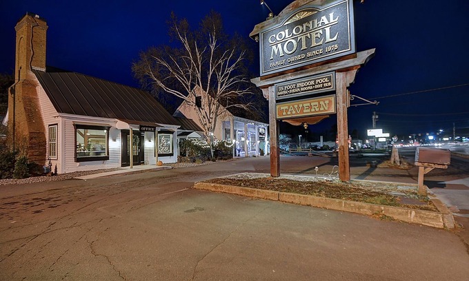 Brattleboro Hotel | Relax at Colonial Motel And Spa with Pool & Hot Tub