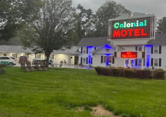 North Conway Hotel | Delightful Stay at Colonial Motel with Pool and Breakfast