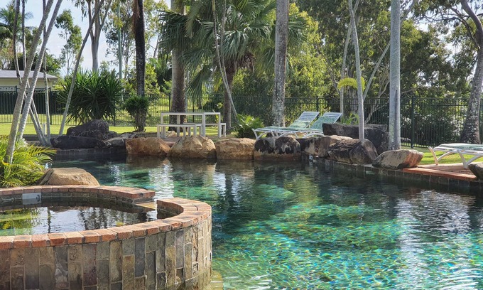 Airlie Beach Hotel | Discover Colonial Palms Motor Inn with Pool and Spa Access