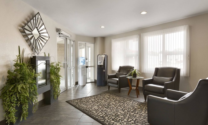 Saskatoon Downtown Hotel | Welcoming Colonial Square Inn & Suites with Pool Access