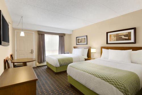 Saskatoon Downtown Hotel | Budget-Friendly Colonial Square Inn & Suites with Breakfast