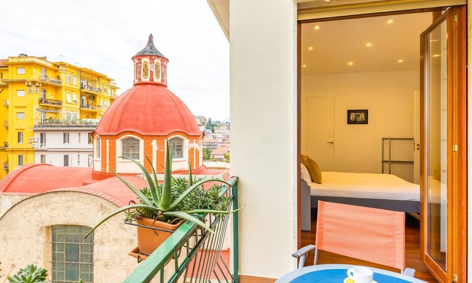 Chiaia Apartment | Colonna Classic Style Apartment with Family-Friendly Amenities