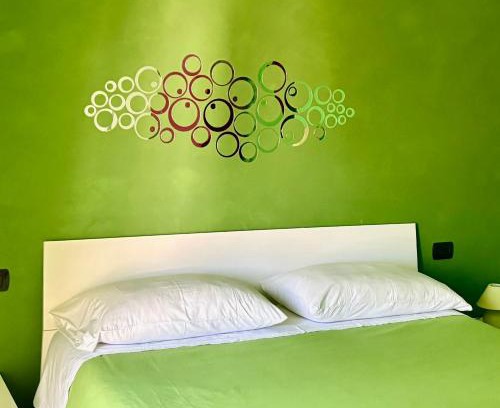 Cassano Magnago Bed & Breakfast | Delightful Color House Malpensa B&B - Child Friendly Retreat